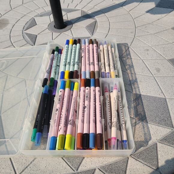 Zig Ultimate Double Sided Marker Set with Clear Storage Case - Picture 2 of 13